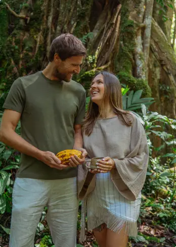 Corinna und Andreas im Dschungel mit einer Kakaobohne